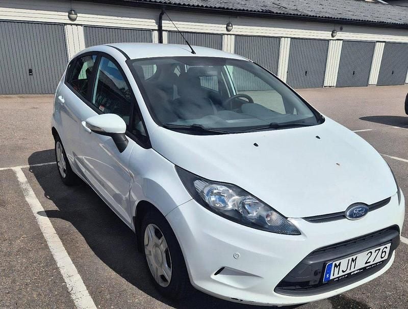 Vit Begagnad 2011 Ford Fiesta Trend Halvkombi | 45 000 kr (Marknadspris) - Bild 1/2