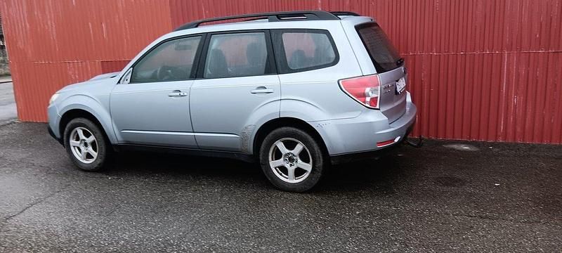 Silver Begagnad 2012 Subaru Forester SUV | 19 000 kr (Bra pris) - Bild 1/1