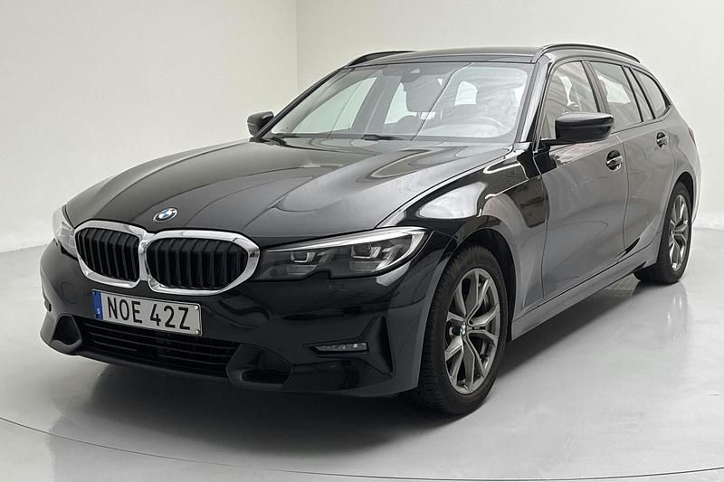 Svart Begagnad 2020 BMW 320 Sport Line Kombi | 229 800 kr (Bra pris) - Bild 1/4