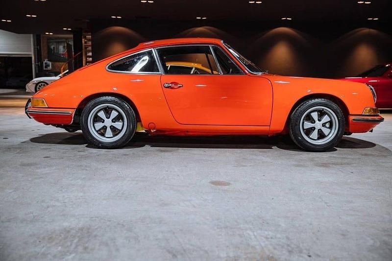 Begagnad Porsche 911 125 HK (91 kW) 1970 Röd Sportkupé