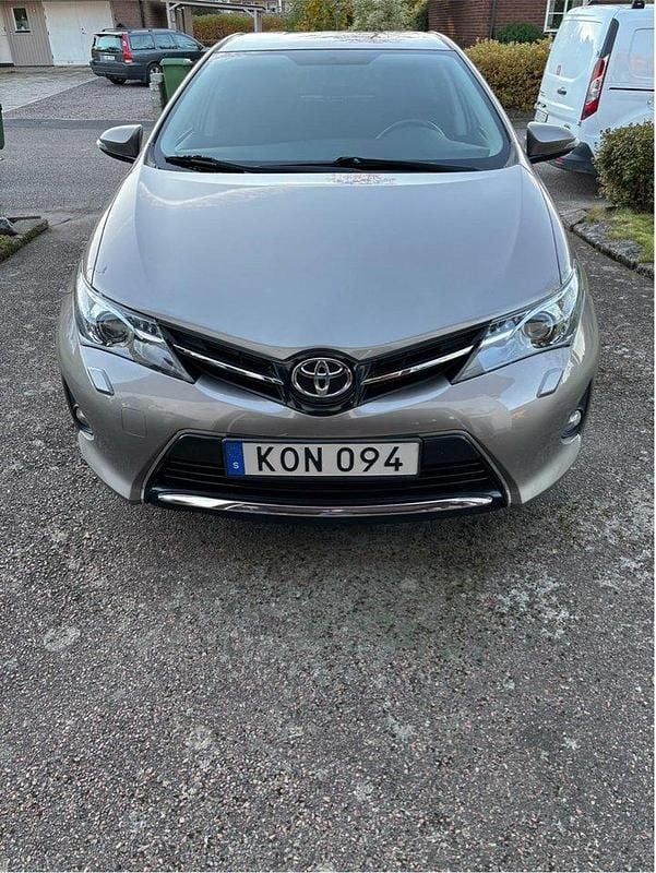 Brun Begagnad 2014 Toyota Auris Edition Halvkombi | 105 000 kr (Superpris) - Bild 1/4