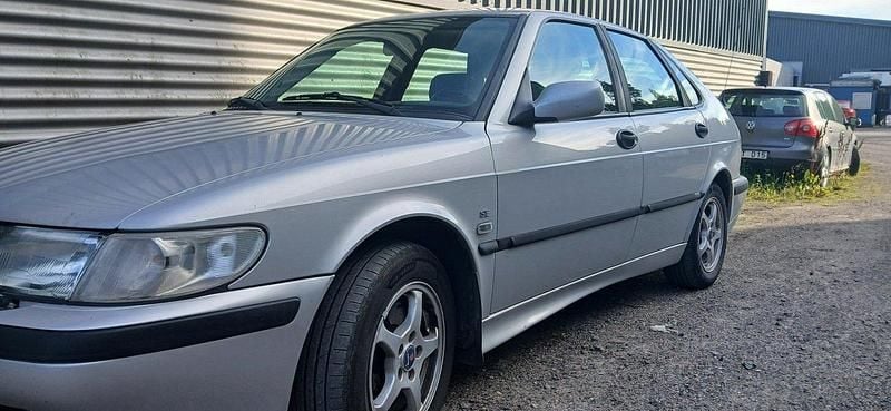 Grå Begagnad 2002 Saab 9-3 Halvkombi | 27 000 kr (Lite dyr) - Bild 1/3