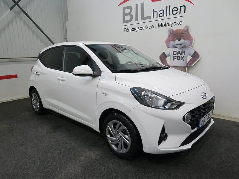 Begagnad Hyundai i10 Essential 67 HK (49 kW) 2023 Vit Halvkombi