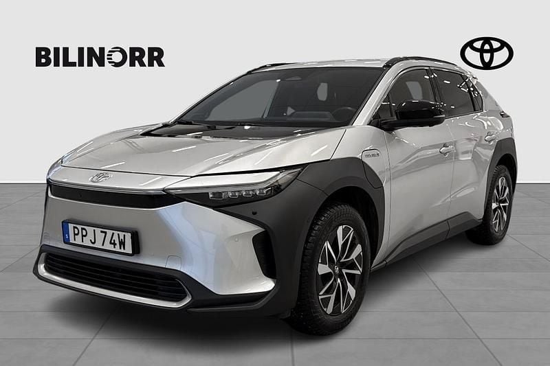 Silver Begagnad 2022 Toyota bZ4X Executive SUV | 369 900 kr (Marknadspris) - Bild 1/4