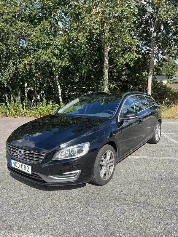 Svart Begagnad 2016 Volvo V60 Momentum Kombi | 140 000 kr (Marknadspris) - Bild 1/4