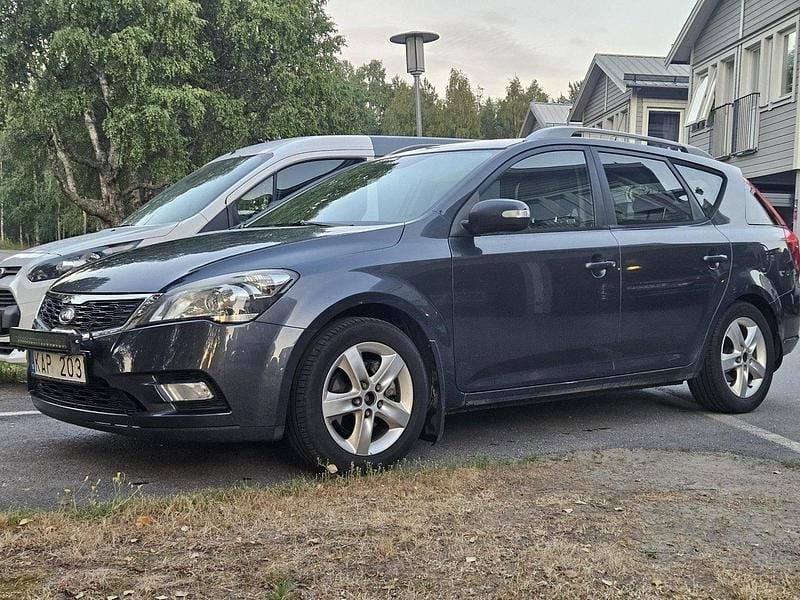 Grå Begagnad 2010 Kia Ceed Kombi | 56 999 kr (Marknadspris) - Bild 1/4