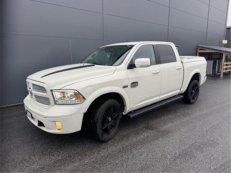 Vit Begagnad 2017 RAM 1500 Pickup | 415 000 kr - Bild 1/4