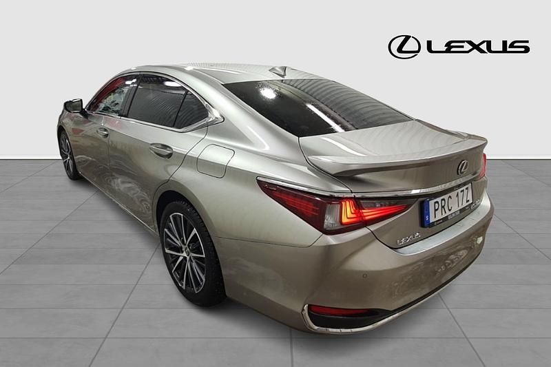 Begagnad Lexus ES300H Executive Line 220 HK (161 kW) 2023 Ljusgrå Sedan