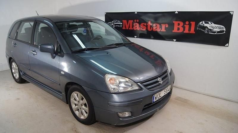 Mörkgrå Begagnad 2004 Suzuki Liana Halvkombi | 34 900 kr (Marknadspris) - Bild 1/4