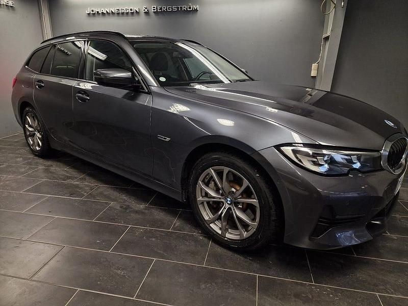Grå metallic Begagnad 2022 BMW 330e Sport Line Kombi | 247 500 kr (Superpris) - Bild 1/4
