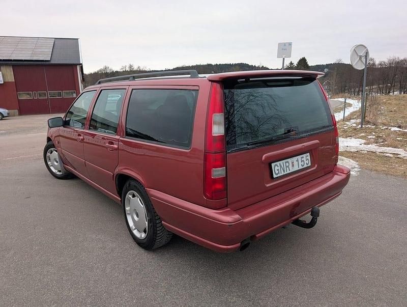 Begagnad Volvo V70 165 HK (121 kW) 1999 Röd Kombi