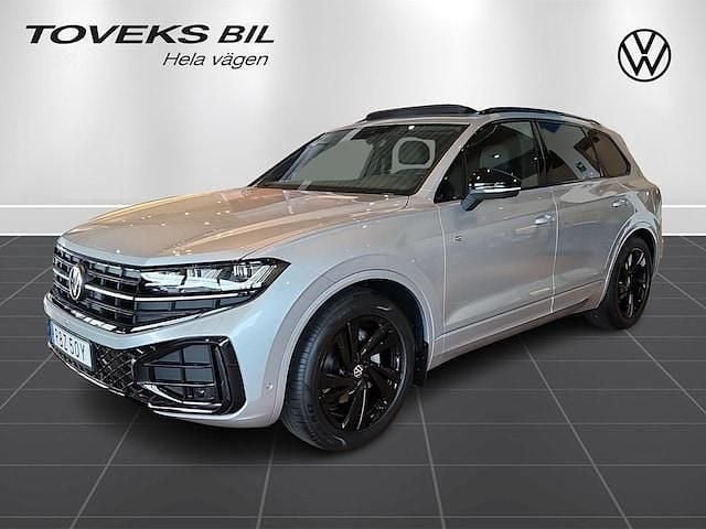 Silver (oyster silver metallic) Ny 2025 VW Touareg R-line SUV | 879 900 kr (Superpris) - Bild 1/4