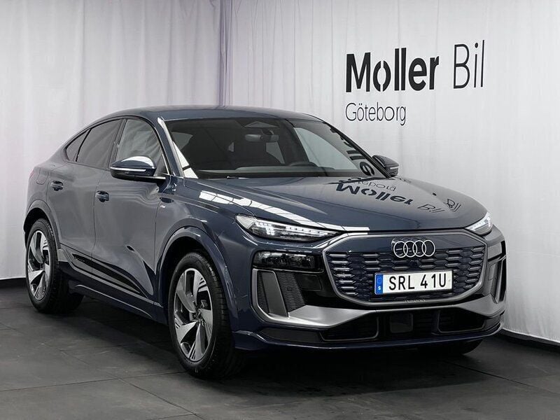 Blå (plasmablå metallic) Ny 2025 Audi Q6 Sportback e-tron S-Line SUV | 842 100 kr - Bild 1/4