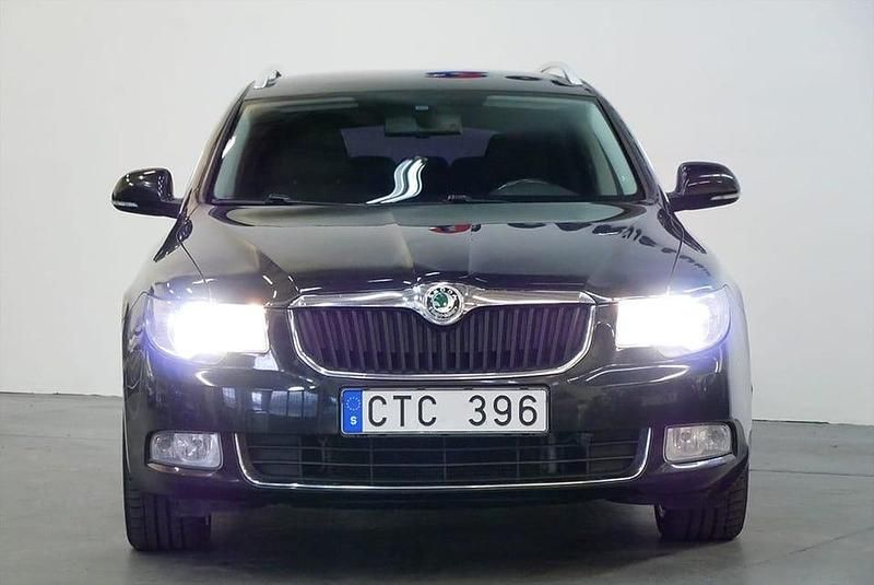Begagnad Skoda Superb 141 HK (103 kW) 2012 Svart Kombi