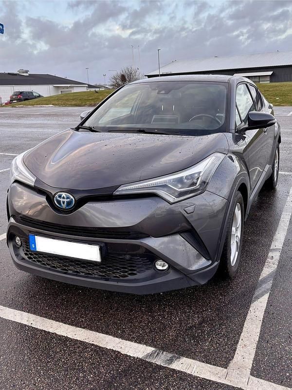 Metallic Begagnad 2017 Toyota C-HR SUV | 169 000 kr (Marknadspris) - Bild 1/4