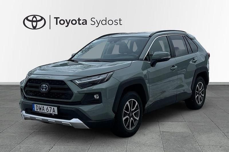 Grön Begagnad 2024 Toyota RAV4 Hybrid SUV | 479 000 kr (Marknadspris) - Bild 1/4