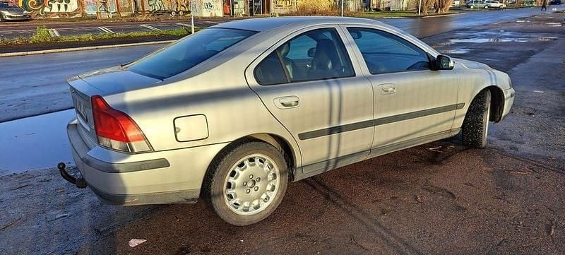Grå Begagnad 2002 Volvo S60 Sedan | 20 500 kr (Superpris) - Bild 1/4