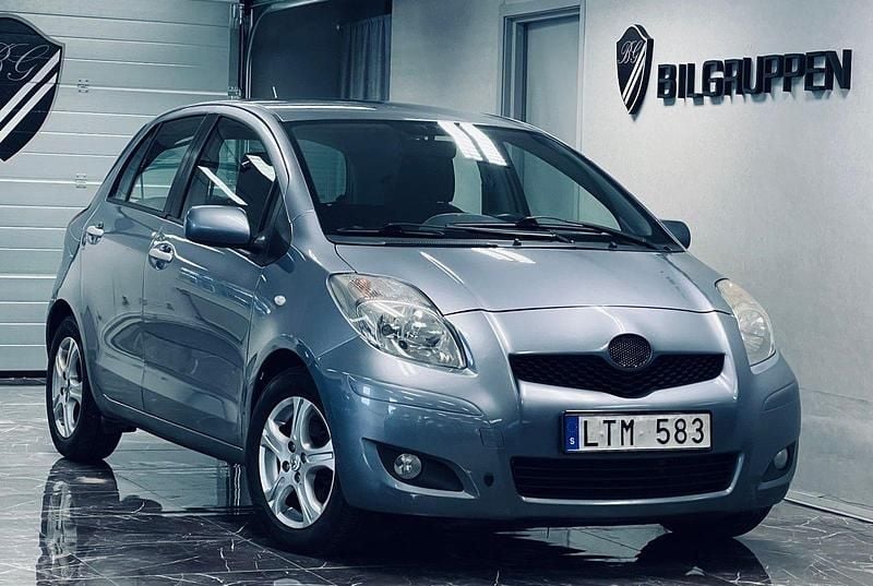 Blå Begagnad 2011 Toyota Yaris Halvkombi | 37 000 kr (Marknadspris) - Bild 1/4