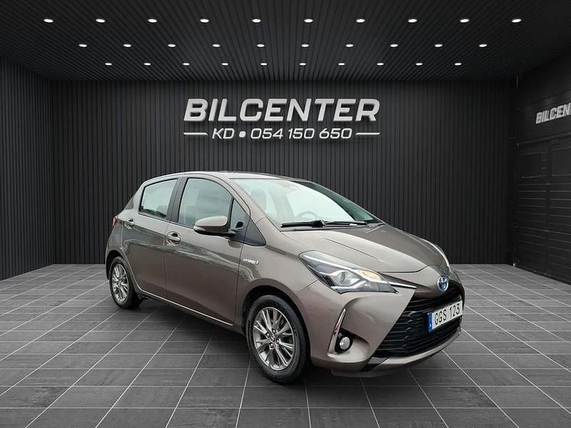 Mörkgrå Begagnad 2018 Toyota Yaris Hybrid Active Halvkombi | 159 900 kr (Marknadspris) - Bild 1/4