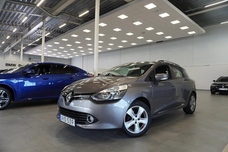 Grå Begagnad 2016 Renault Clio GrandTour Dynamique Kombi | 74 800 kr (Marknadspris) - Bild 1/4
