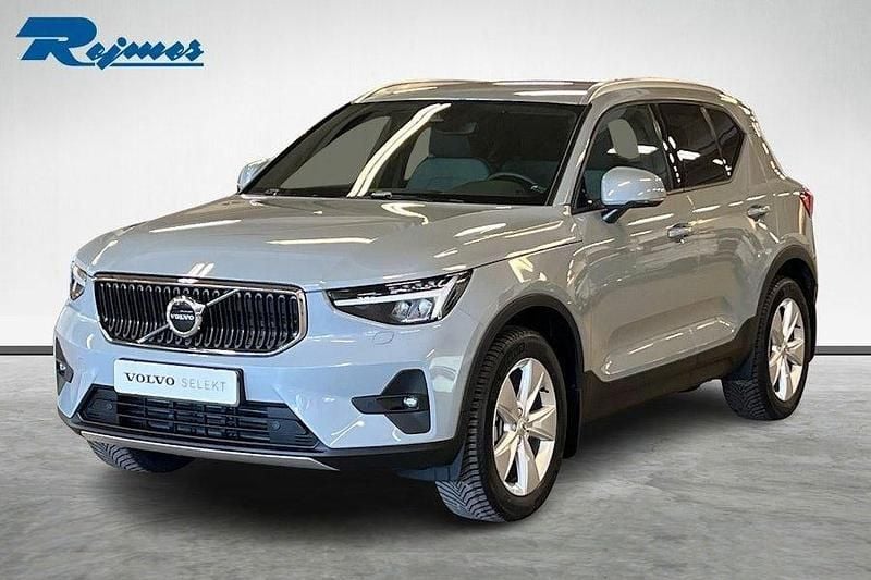 Grå Begagnad 2023 Volvo XC40 Core SUV | 359 900 kr (Marknadspris) - Bild 1/4