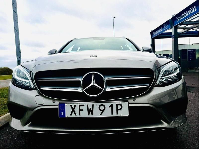 Silver Begagnad 2020 Mercedes C200 Avantgarde Kombi | 249 900 kr (Bra pris) - Bild 1/4