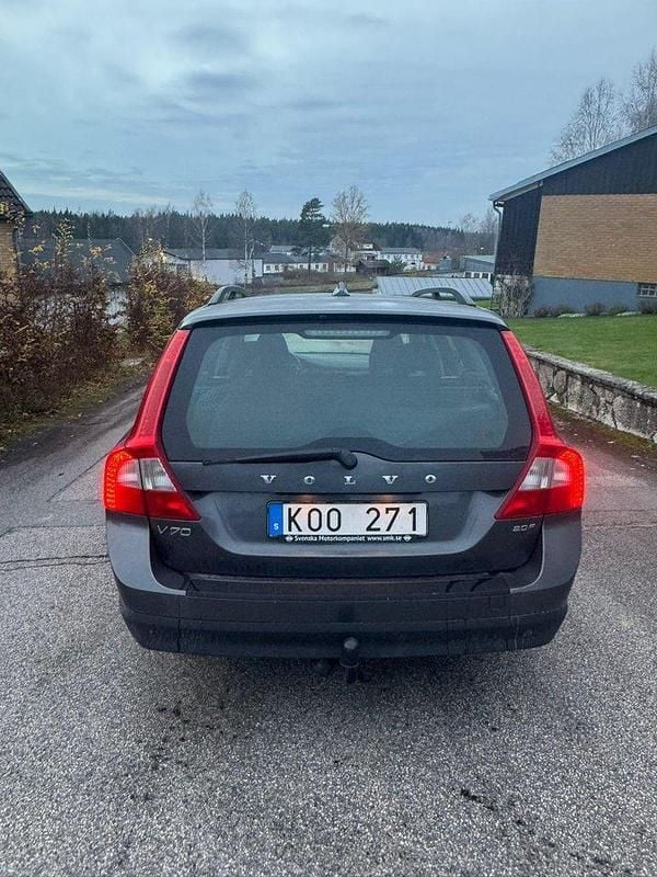 Grå Begagnad 2010 Volvo V70 Kinetic Kombi | 39 900 kr (Superpris) - Bild 1/4