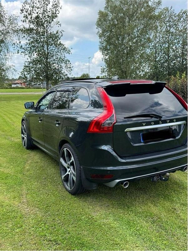 Grå Begagnad 2017 Volvo XC60 R-Design SUV | 220 000 kr (Marknadspris) - Bild 1/4