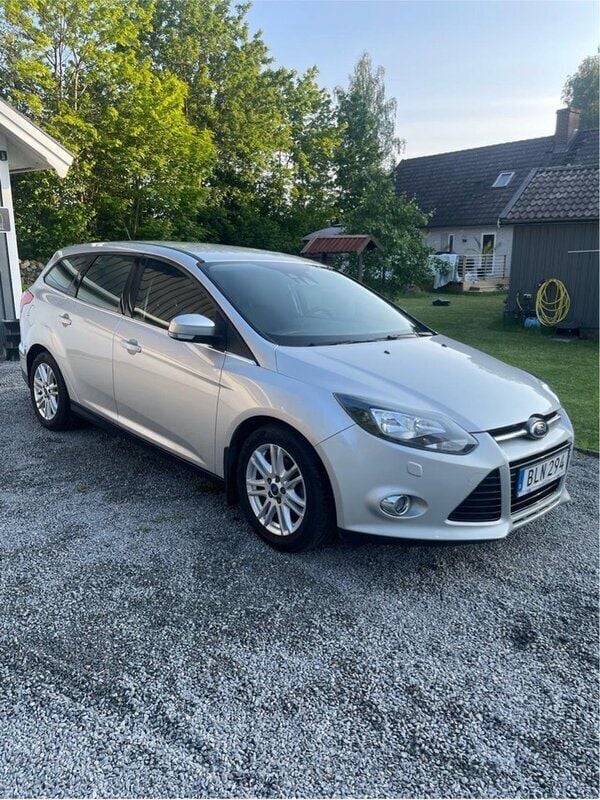 Grå Begagnad 2014 Ford Focus Titanium Kombi | 67 000 kr (Superpris) - Bild 1/4