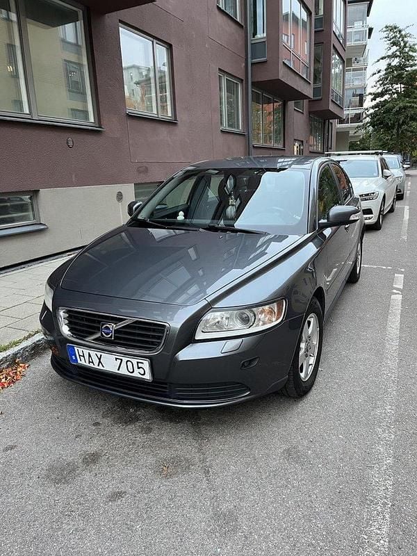 Grå Begagnad 2008 Volvo S40 Kinetic Sedan | 50 000 kr (Marknadspris) - Bild 1/4
