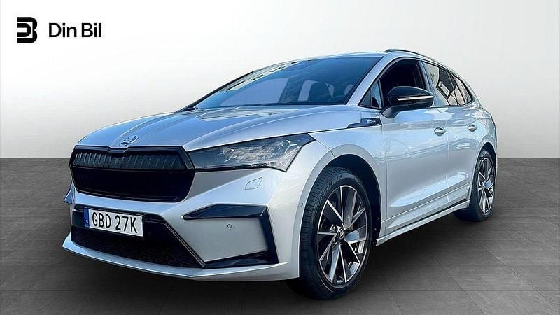 Silver (brilliant silver metallic) Begagnad 2022 Skoda Enyaq iV SportLine SUV | 379 900 kr (Bra pris) - Bild 1/4