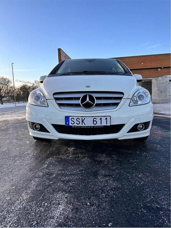 Vit Begagnad 2011 Mercedes 180 Sedan | 42 000 kr (Marknadspris) - Bild 1/4