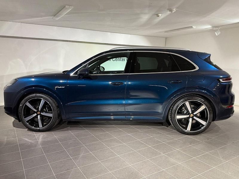 Begagnad Porsche Cayenne S E-Hybrid 520 HK (382 kW) 2024 Blå SUV