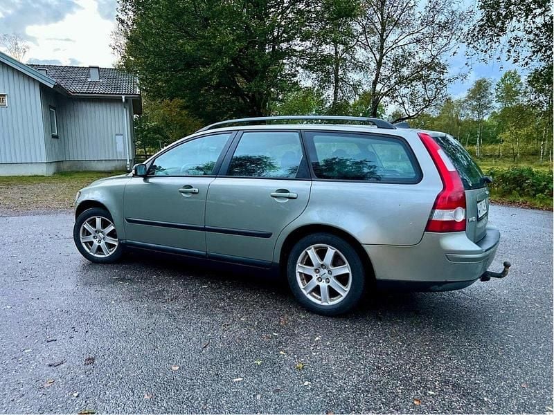 Grön Begagnad 2006 Volvo V50 Kombi | 8 700 kr (Marknadspris) - Bild 1/4