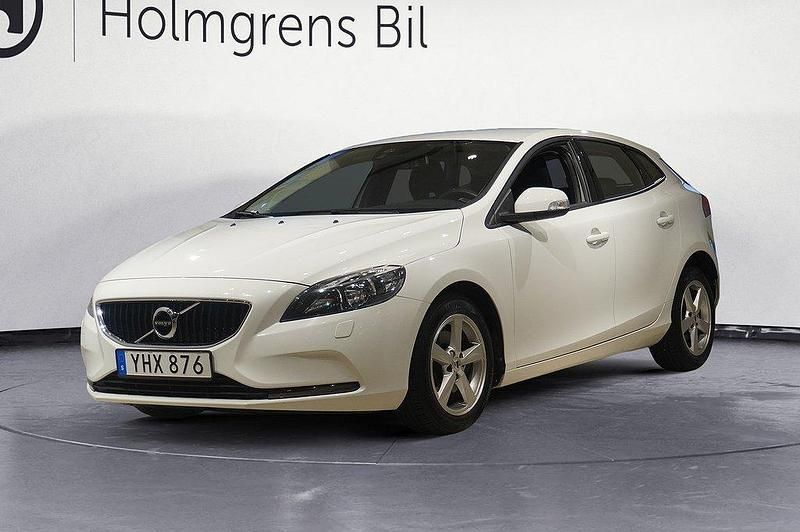 Vit Begagnad 2016 Volvo V40 Kinetic Halvkombi | 164 500 kr (Lite dyr) - Bild 1/4