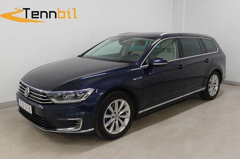Mörkblå (blå) Begagnad 2017 VW Passat GTE Kombi | 149 900 kr (Marknadspris) - Bild 1/4
