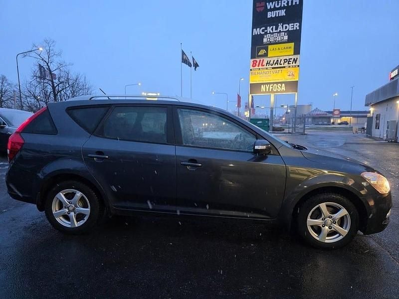 Grå Begagnad 2009 Kia Ceed Sportswagon EX Kombi | 44 900 kr (Marknadspris) - Bild 1/4
