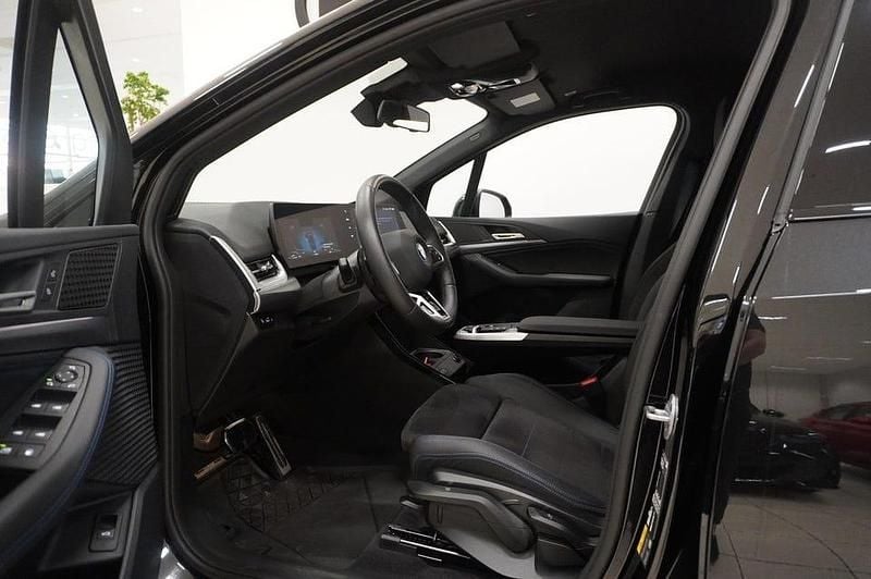 Begagnad BMW 225 Active Tourer Shadowline 245 HK (180 kW) 2025 Alpinvit Minibuss