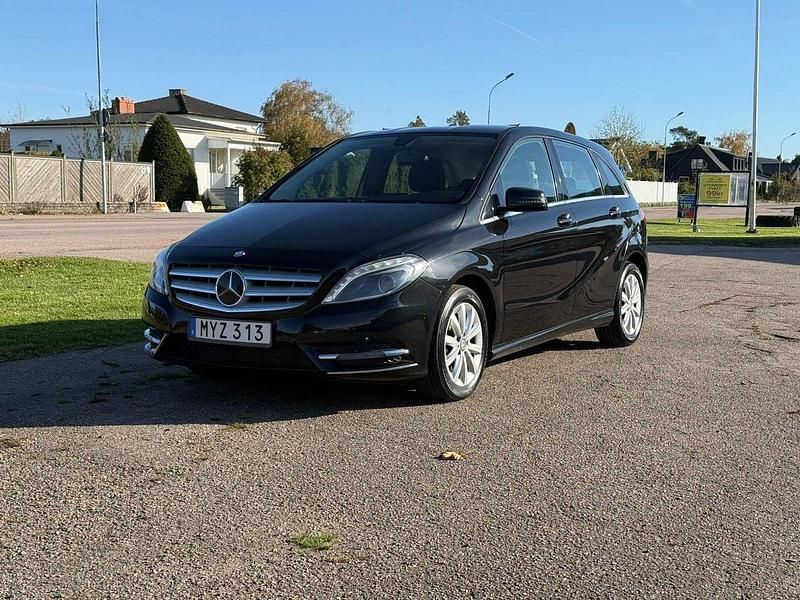 Svart Begagnad 2013 Mercedes B180 Minibuss | 85 700 kr (Bra pris) - Bild 1/4