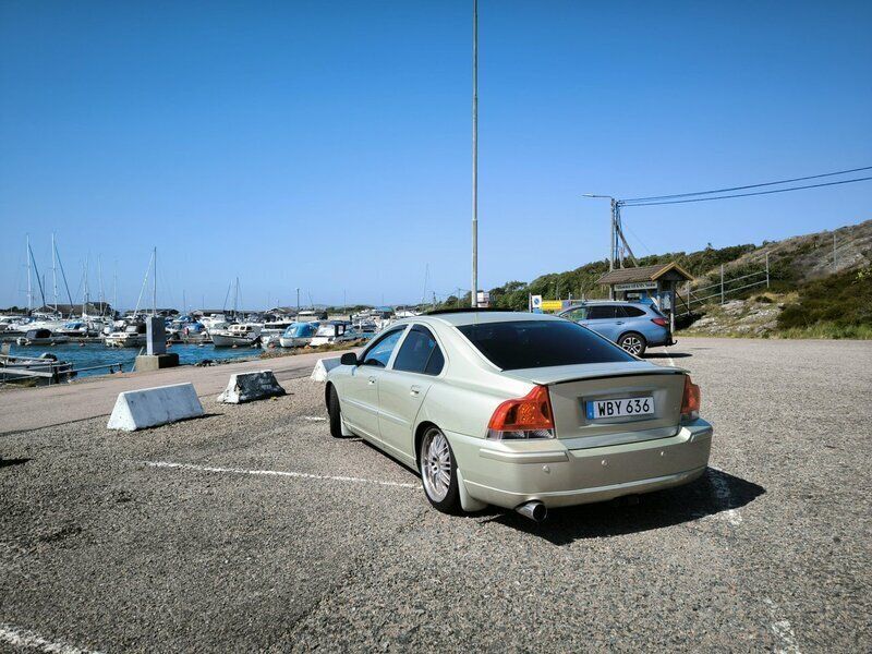 Silver Begagnad 2005 Volvo S60 Summum Sedan | 56 000 kr (Lite dyr) - Bild 1/4