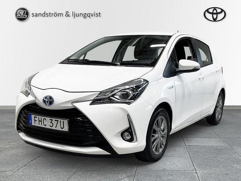 Vit Begagnad 2019 Toyota Yaris Hybrid Active Halvkombi | 164 000 kr (Marknadspris) - Bild 1/4
