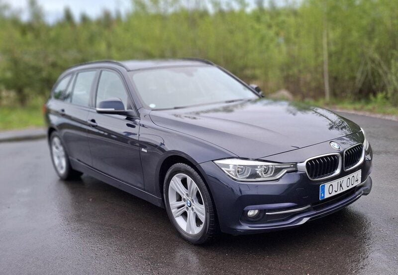 Blå Begagnad 2017 BMW 320 Sport Line Kombi | 168 000 kr (Bra pris) - Bild 1/4