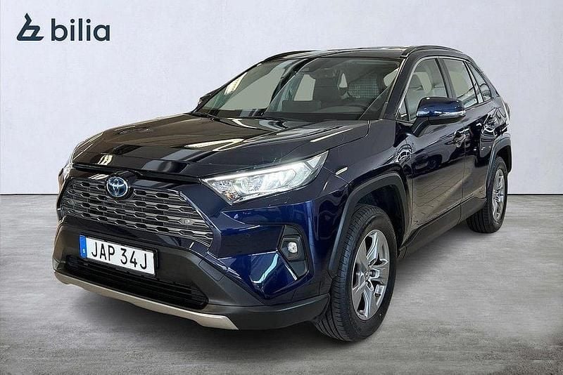 Mörkblå Begagnad 2023 Toyota RAV4 Hybrid Active SUV | 424 900 kr (Marknadspris) - Bild 1/4