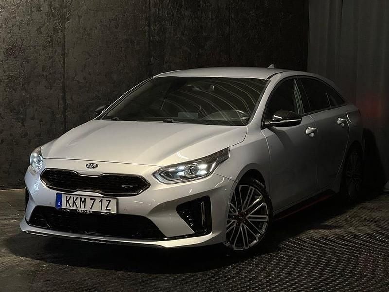 Grå Begagnad 2019 Kia Ceed GT GT Kombi | 219 500 kr (Marknadspris) - Bild 1/4