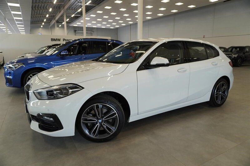 Okänd Begagnad 2021 BMW 118 Sport Line Halvkombi | 209 500 kr (Marknadspris) - Bild 1/4