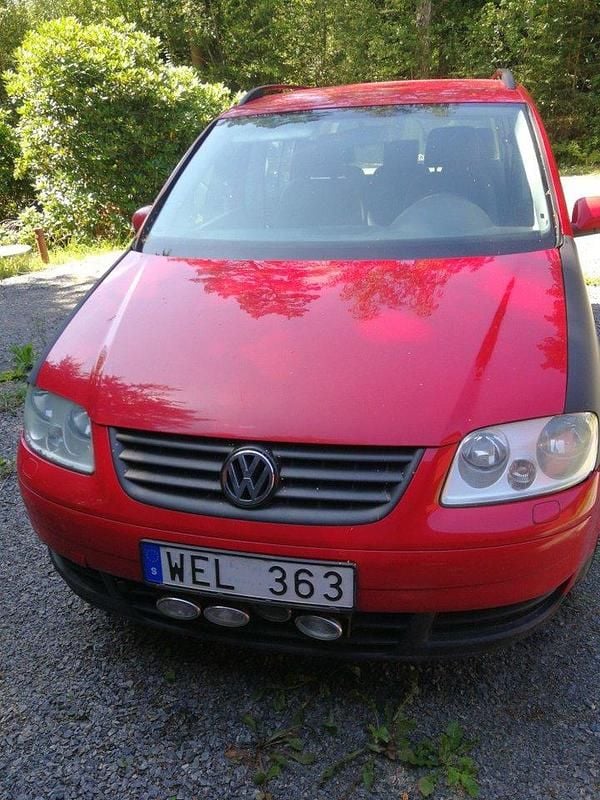 Röd Begagnad 2005 VW Touran Minibuss | 15 000 kr - Bild 1/4