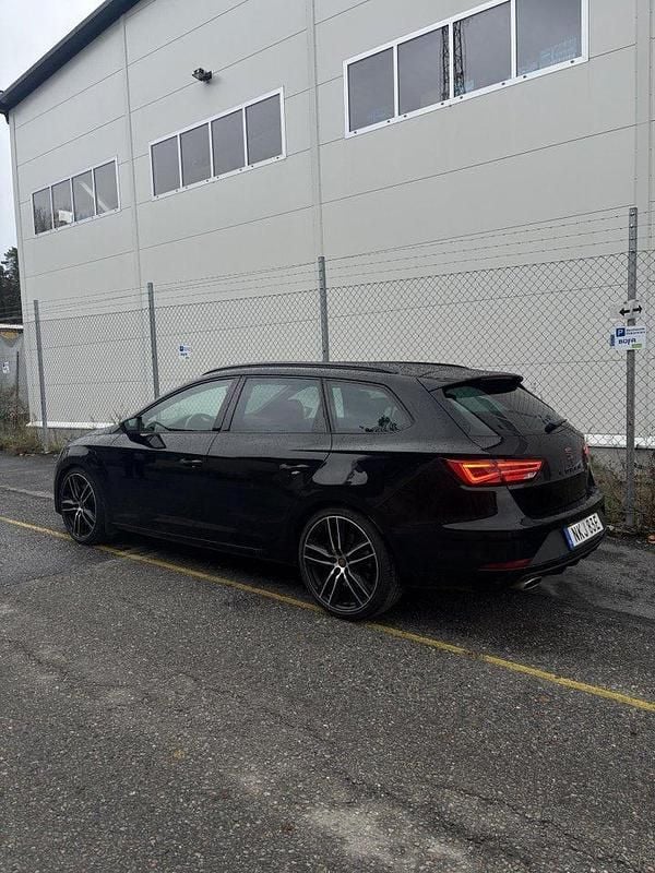 Svart Begagnad 2020 Cupra Leon Kombi | 275 000 kr (Marknadspris) - Bild 1/4