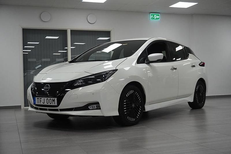 Vit Begagnad 2022 Nissan Leaf N-Connecta Halvkombi | 179 800 kr (Marknadspris) - Bild 1/4