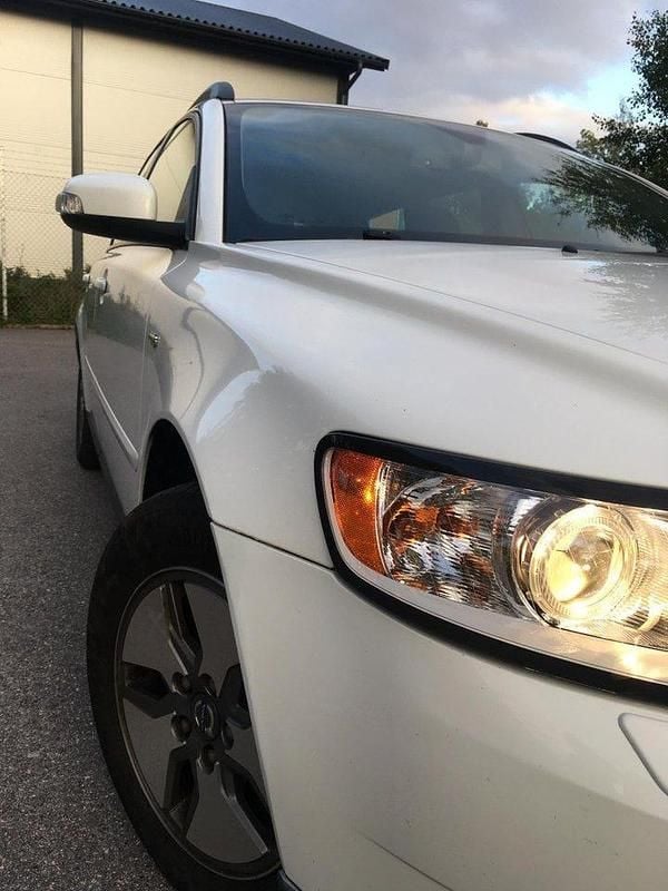 Begagnad 2009 Volvo V50 Kinetic Kombi | 24 000 kr (Marknadspris) - Bild 1/4