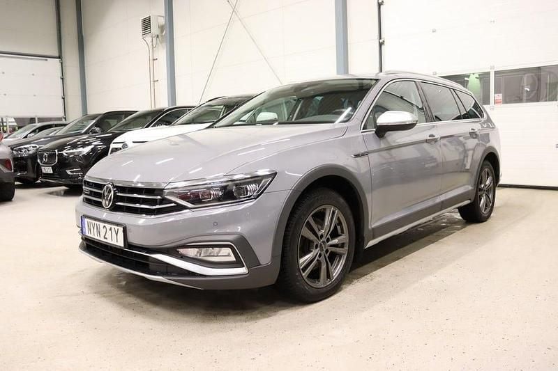 Grå Begagnad 2022 VW Passat Alltrack Kombi | 334 800 kr (Marknadspris) - Bild 1/4